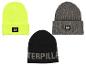 Trois bonnets en laine : un CAT jaune, un CAT gris et un Caterpillar noir.