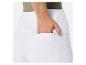 Shorts blancs et haut vert olive : détail d'une poche.