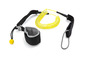 Une leash de surf noire avec une spirale jaune et une balle jaune.