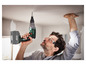 Un homme utilise une perceuse Parkside X-ION pour visser dans un plafond.