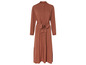 Une robe chemise longue de couleur marron avec des boutons et une ceinture.