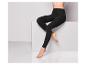 Leggings noirs sur des jambes de femme