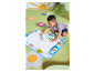 Un enfant dessine sur un tapis magique Play-Doh.