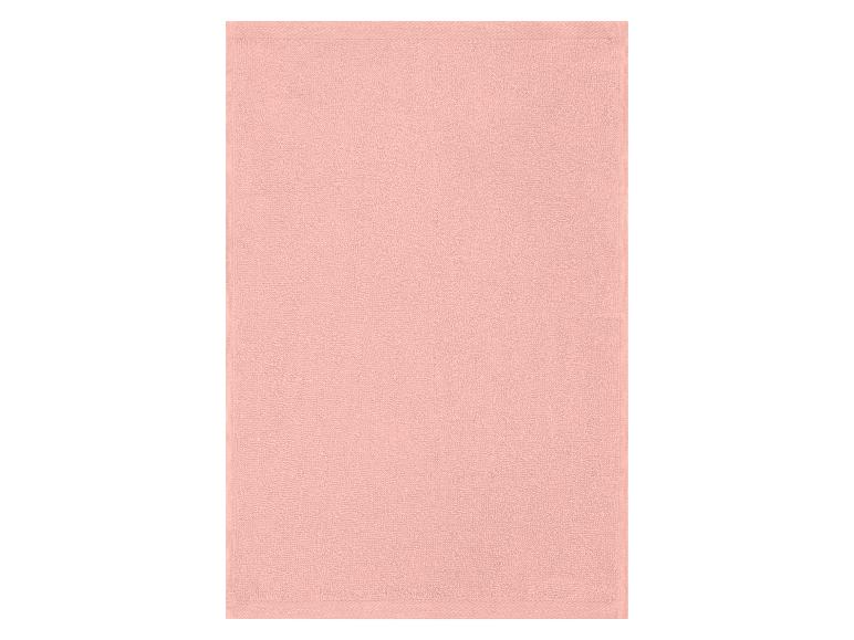 Serviette rose clair avec une texture éponge.