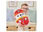 Un enfant tient un coussin Paw Patrol.