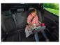 Un enfant utilise un organisateur de voiture dans la voiture.