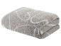 Une serviette de bain grise avec un motif blanc abstrait.