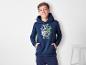 Un garçon porte un sweat à capuche bleu avec l'inscription 'Track & Field'.