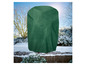Une housse de protection verte pour un arbre en hiver.