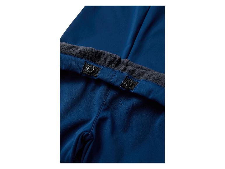 Gros plan d'un pantalon bleu pour enfant avec taille élastique ajustable et boutons.