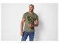 Un homme porte un t-shirt vert avec l'inscription 'Vintage Denim' et un jean bleu.