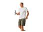 T-shirt et shorts sportswear, bouteille d'eau.