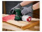 Une personne utilise une ponceuse Parkside pour poncer du bois.