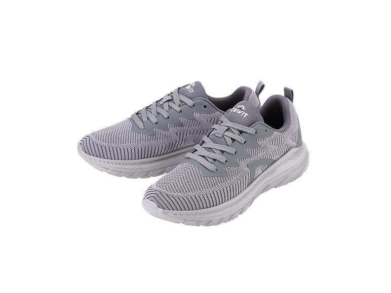 Chaussures de sport grises avec lacets et surface texturée.