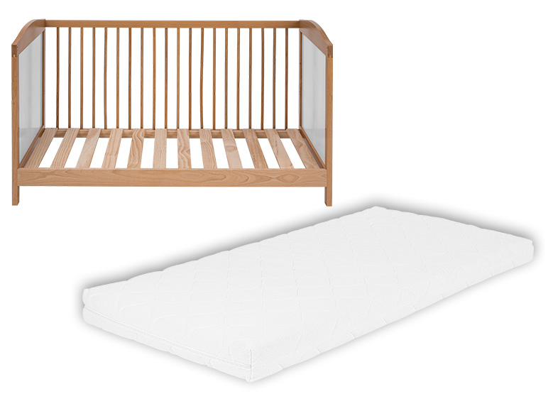 Lit bébé en bois avec côtés blancs et un matelas blanc.
