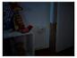Chambre d'enfant avec jouets et prise intelligente au mur.
