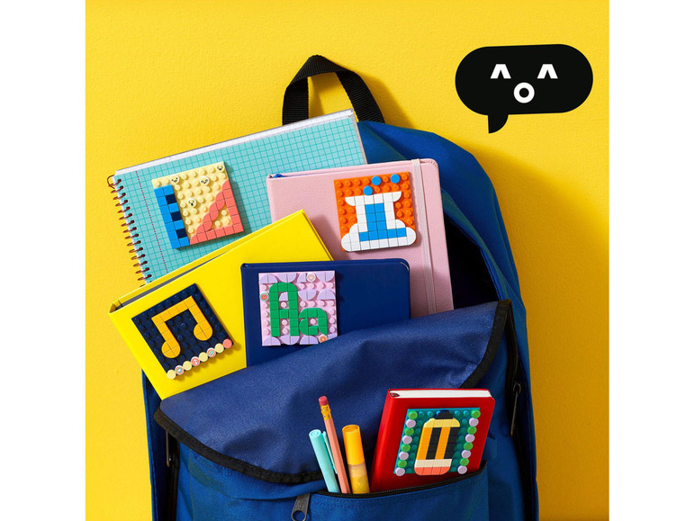 Un sac à dos bleu rempli de fournitures scolaires avec des décorations LEGO.