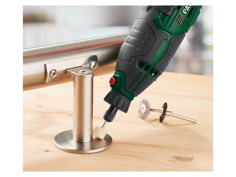 Outil multifonction avec accessoire de polissage sur un tube métallique.