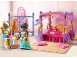 Chambre de princesse miniature avec lit à baldaquin, coiffeuse et figurine.