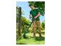 Homme en t-shirt vert et short utilisant un coupe-bordure près d'une clôture.