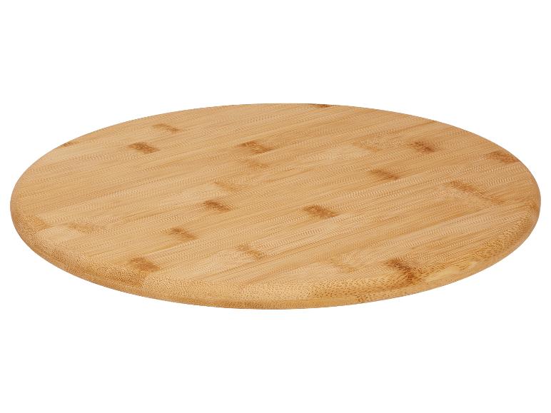 Planche à découper ronde en bambou ou plateau de service sur fond blanc.