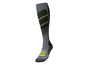 Une paire de chaussettes de ski grises et vertes avec des accents jaunes.