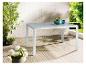 Table de jardin moderne avec plateau en verre et structure blanche.