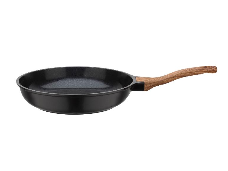 Une poêle noire avec une poignée en bois.