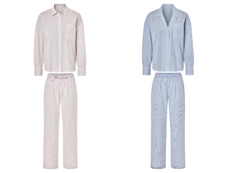 Deux ensembles de pyjama rayés, un blanc et un bleu.