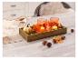 Centre de table avec bougies, pommes de pin et feuilles d'automne.
