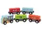 Un ensemble de trains jouets en bois colorés avec une locomotive et quatre wagons de marchandises.