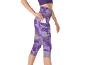 Femme en legging de fitness violet à motifs, plaçant une carte dans la poche latérale.