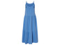 Une longue robe bleue avec des bretelles fines.