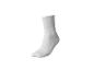 Une chaussette blanche côtelée placée verticalement sur un fond blanc