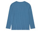 Un t-shirt à manches longues bleu clair.