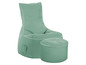 Un fauteuil et un pouf vert en style lounge.