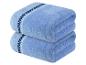 Deux serviettes de bain bleues avec un motif géométrique.