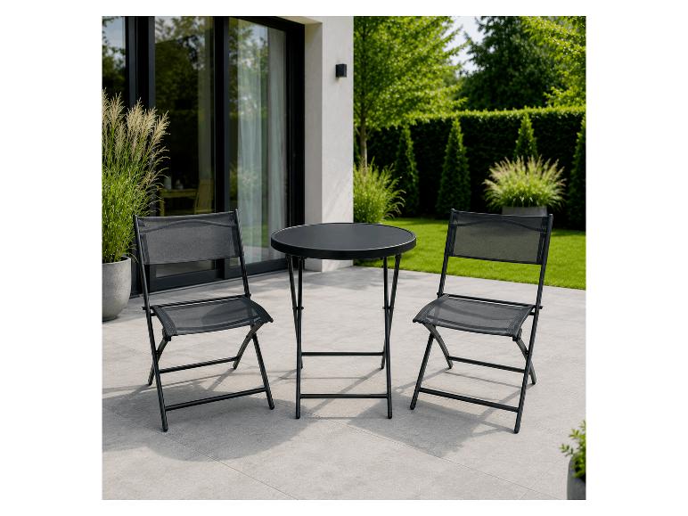 Table de jardin pliante noire et deux chaises sur une terrasse.