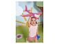 Une fille joue avec un avion rose.