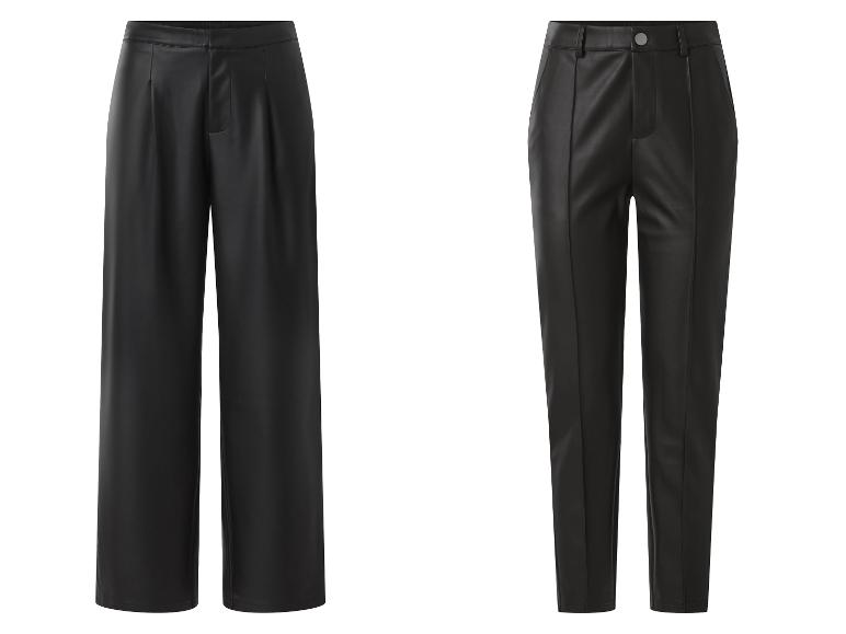 Deux pantalons en similicuir noir : coupe large et coupe slim.