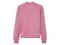 Un sweat-shirt rose à manches longues.