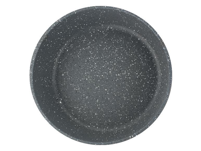 Une poêle grise avec une finition marbrée