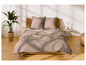 Parure de lit beige à motifs floraux sur un lit en bois.