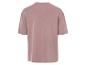 Un t-shirt rose à manches courtes.