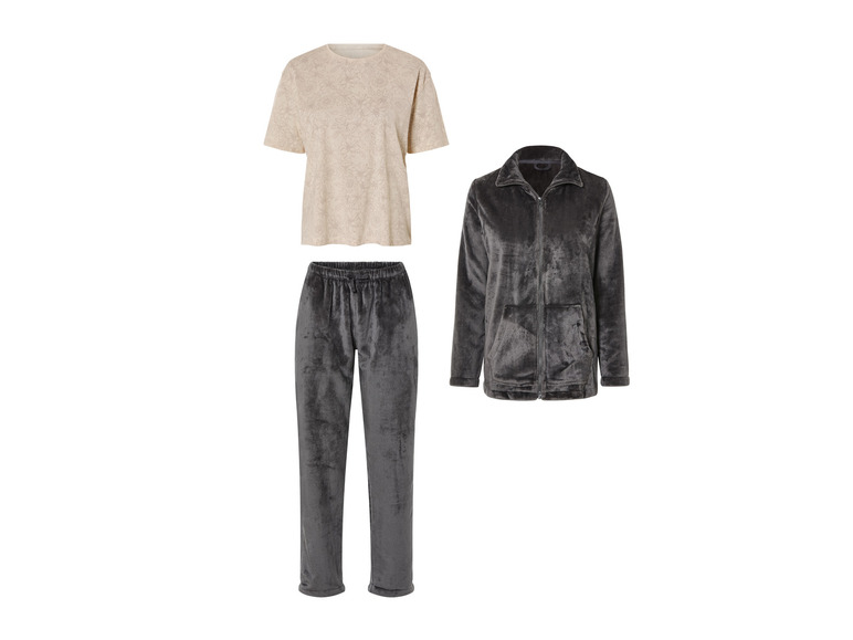 Un pantalon en velours gris, une veste assortie et un t-shirt beige clair à imprimé floral.