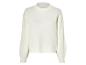 Un pull en maille blanc à manches longues.