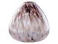Un vase rond en verre avec un motif marbré rose et marron.