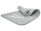 Un tapis de yoga Reebok gris enroulé.