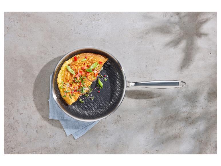 Omelette dans une poêle élégante.
