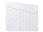 Une couette blanche avec un motif en losanges.